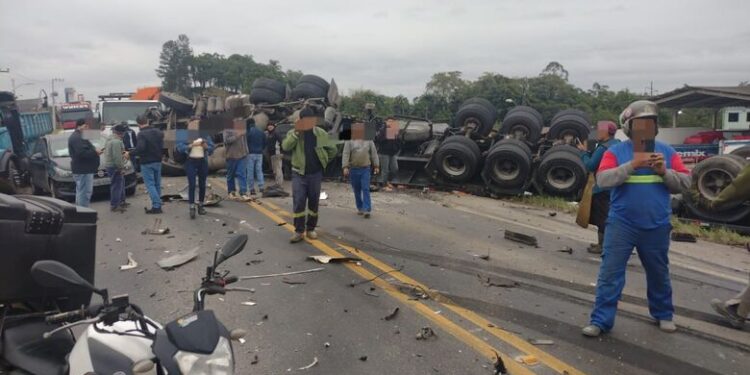 Acidente com cinco caminhões e dois carros deixa uma pessoa ferida na BR-280, em Araquari