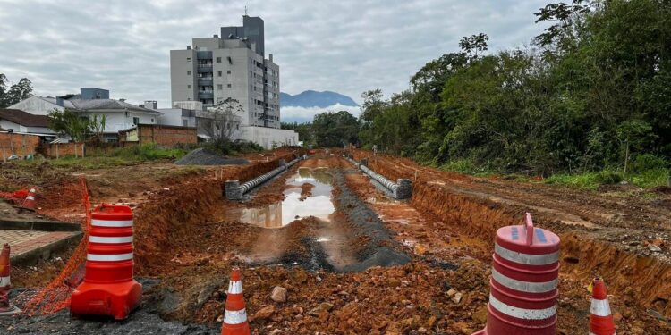 Trecho II da rua 13 de Maio, em Jaraguá do Sul, está com 30% de execução