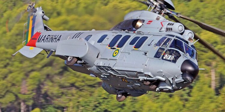 Helicóptero da Marinha cai durante treinamento e deixa dois mortos