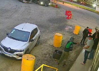 [Vídeo] Assaltantes armados roubam carro em posto de combustíveis, na BR-280