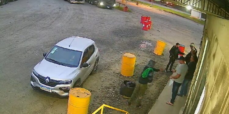 [Vídeo] Assaltantes armados roubam carro em posto de combustíveis, na BR-280