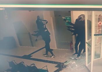 Assalto a banco faz reféns em SC e homem morre em troca de tiros