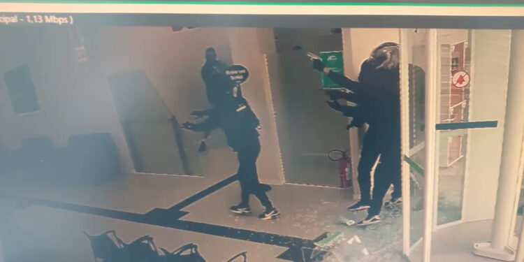Assalto a banco faz reféns em SC e homem morre em troca de tiros