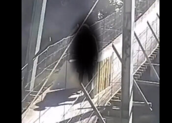 [Vídeo] Homem é flagrado jogando restos de móveis em ponte de Jaraguá do Sul