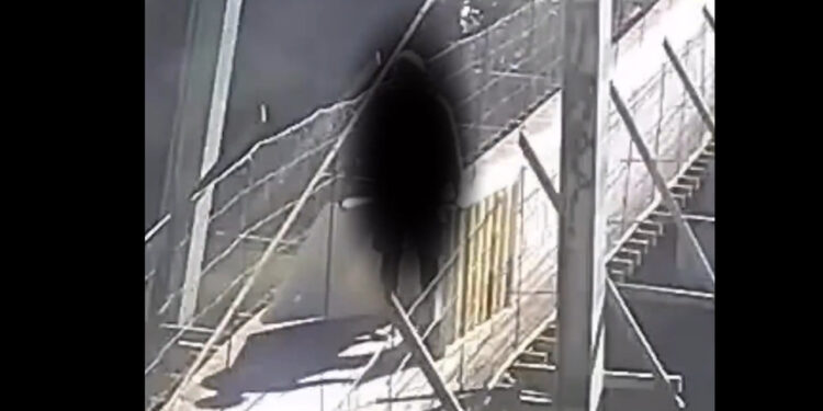 [Vídeo] Homem é flagrado jogando restos de móveis em ponte de Jaraguá do Sul