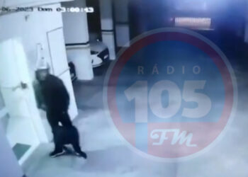 [Vídeo] Imagens mostram acusado de matar companheira deixando local do crime em Jaraguá