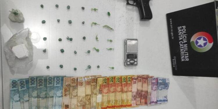 Jovem é preso por tráfico de drogas em Guaramirim