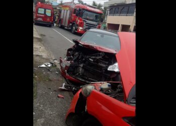 Carros batem de frente em Jaraguá do Sul