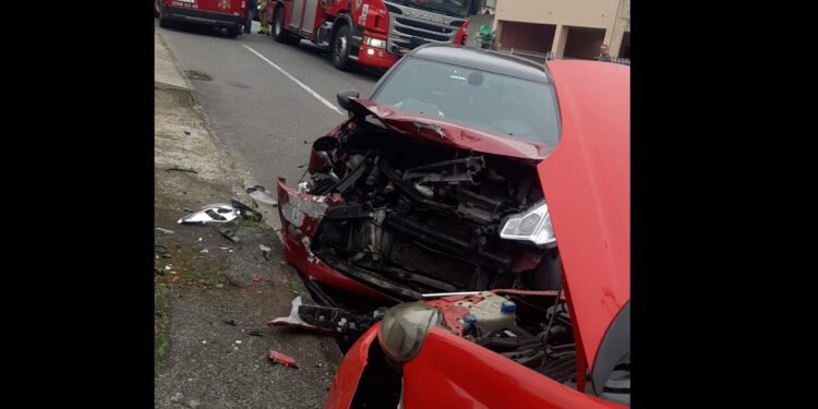 Carros batem de frente em Jaraguá do Sul