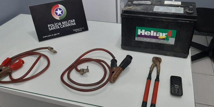 Homem furta bateria de carro e é preso em Guaramirim