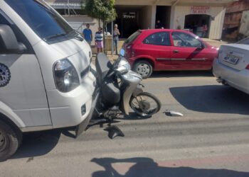 [Vídeo] Moto fica presa em caminhão após acidente em Jaraguá do Sul