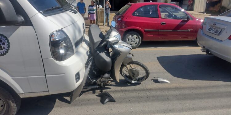 [Vídeo] Moto fica presa em caminhão após acidente em Jaraguá do Sul