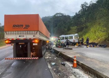 Acidente entre van e caminhão deixa mortos e feridos na BR-470