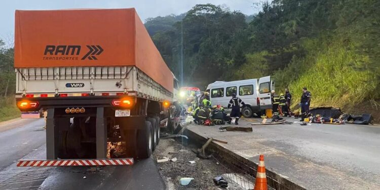Acidente entre van e caminhão deixa mortos e feridos na BR-470