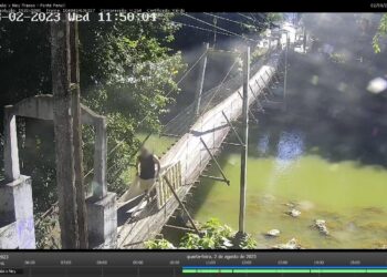 Câmera flagra homem descartando parte de móveis no rio, em Jaraguá do Sul