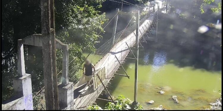 Câmera flagra homem descartando parte de móveis no rio, em Jaraguá do Sul