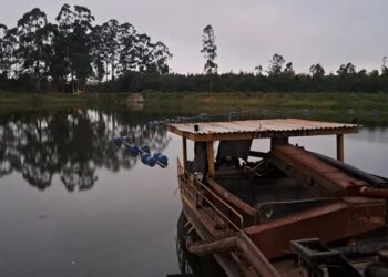 Barco afunda e adolescente que não sabia nadar desaparece em SC