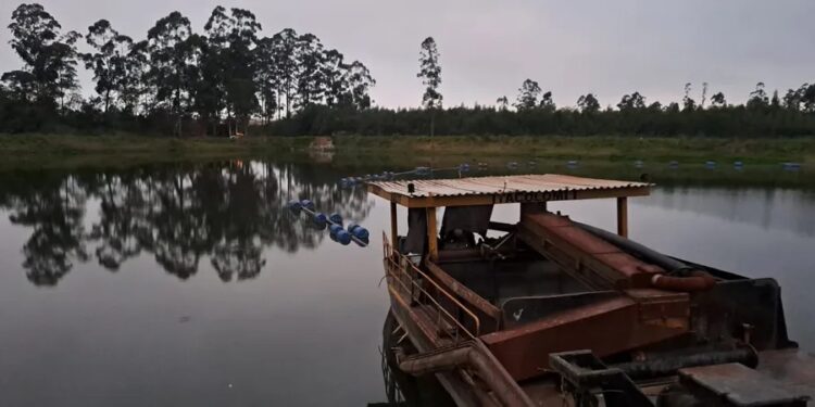 Barco afunda e adolescente que não sabia nadar desaparece em SC