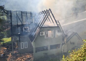 [Vídeos e fotos] Incêndio atinge casa em Jaraguá do Sul