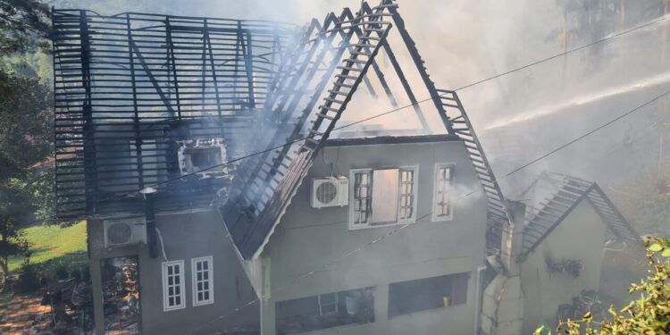 [Vídeos e fotos] Incêndio atinge casa em Jaraguá do Sul
