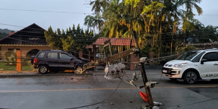 Acidente interdita principal rua de Schroeder e deixa mais de 2 mil unidades sem energia