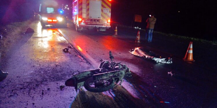 Motociclista morre após bater de frente contra caminhão na BR-280