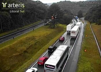 BR-376 é totalmente interditada no sentido SC após caminhão tombar