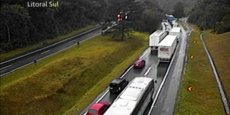 BR-376 é totalmente interditada no sentido SC após caminhão tombar