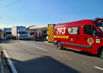 [Fotos] Acidente envolvendo dois caminhões e van deixa trânsito complicado em Jaraguá do Sul