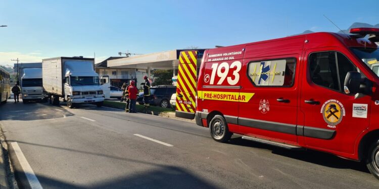[Fotos] Acidente envolvendo dois caminhões e van deixa trânsito complicado em Jaraguá do Sul