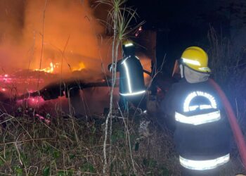 Casa abandonada pega fogo em Schroeder