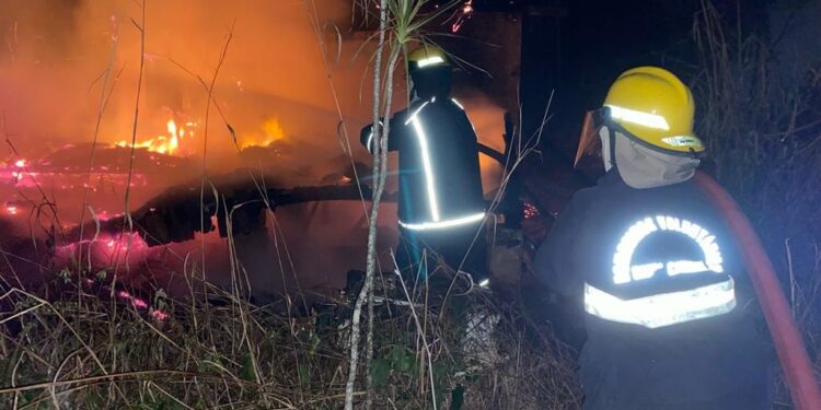 Casa abandonada pega fogo em Schroeder
