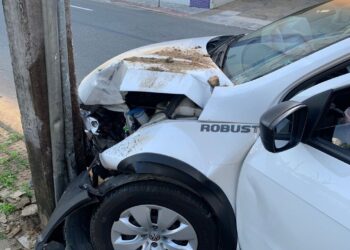 Idoso fica ferido ao colidir carro em poste, em Jaraguá do Sul