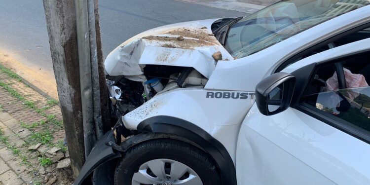 Idoso fica ferido ao colidir carro em poste, em Jaraguá do Sul