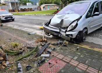 [Fotos] Mulher perde controle de veículo e bate de frente contra estrutura do ISSEM, em Jaraguá