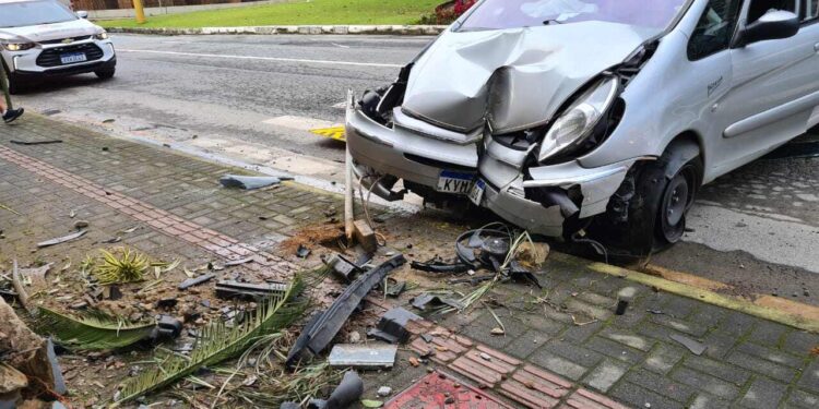 [Fotos] Mulher perde controle de veículo e bate de frente contra estrutura do ISSEM, em Jaraguá