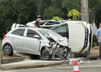 [Vídeo e fotos] Carro capota após acidente em Jaraguá e duas pessoas ficam feridas