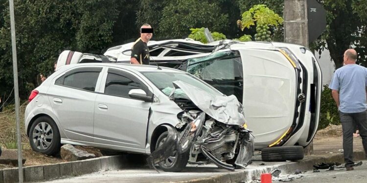 [Vídeo e fotos] Carro capota após acidente em Jaraguá e duas pessoas ficam feridas