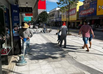 Prosseguem as obras de revitalização do Calçadão da Marechal, em Jaraguá