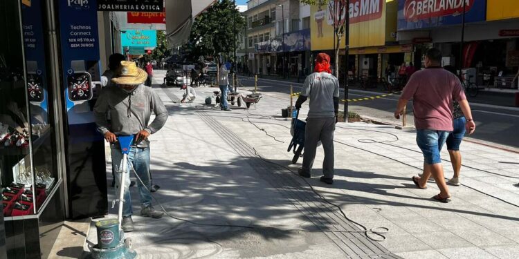 Prosseguem as obras de revitalização do Calçadão da Marechal, em Jaraguá