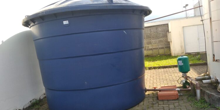 Nova caixa d’água é colocada e Cedup de Guaramirim volta a receber aulas