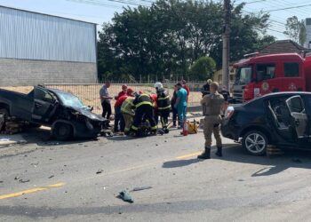 Dois homens ficam gravemente feridos após colisão frontal em Jaraguá do Sul