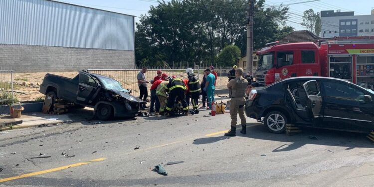 Dois homens ficam gravemente feridos após colisão frontal em Jaraguá do Sul