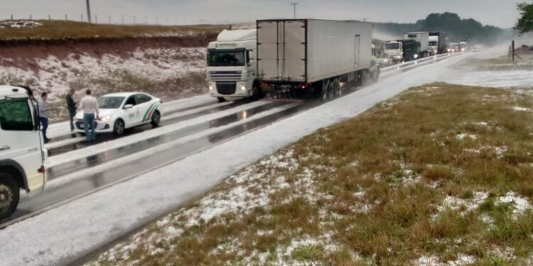 Temporal de granizo assusta moradores da Serra Catarinense