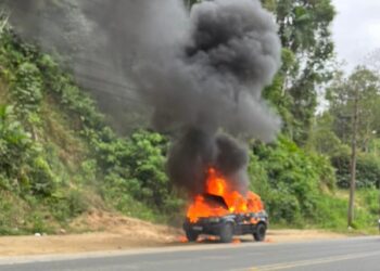 Carro é completamente destruído por fogo na SC-108, em Blumenau