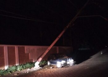 Mulher fica ferida após bater carro contra poste em Schroeder