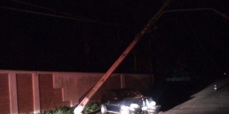 Mulher fica ferida após bater carro contra poste em Schroeder