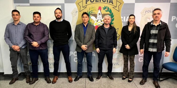 Deputado Estadual, Delegado Egidio Ferrari, discute segurança em visita à Delegacia Regional de Jaraguá do Sul