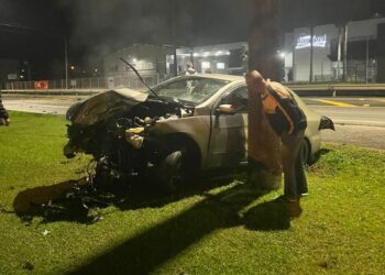 Carro bate contra poste em Jaraguá do Sul