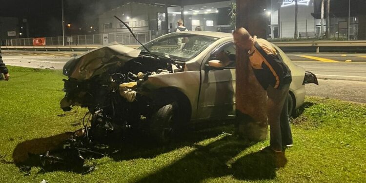Carro bate contra poste em Jaraguá do Sul